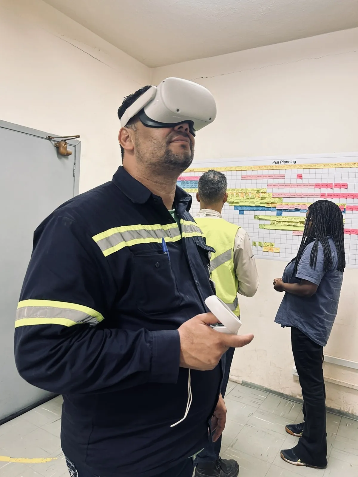 Profissional da PLAORC usando óculos de realidade virtual para simulação BIM na análise de construtibilidade