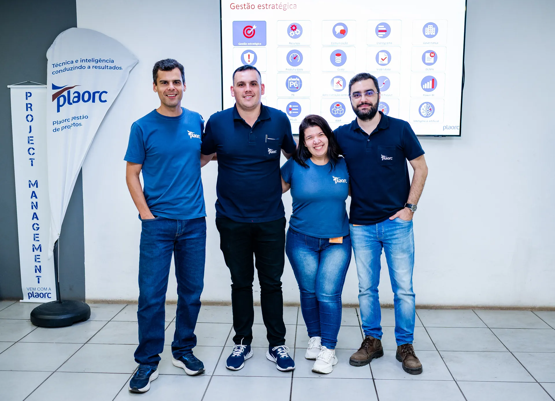 Equipe da PLAORC diante do painel de gestão estratégica de portfólios de projetos