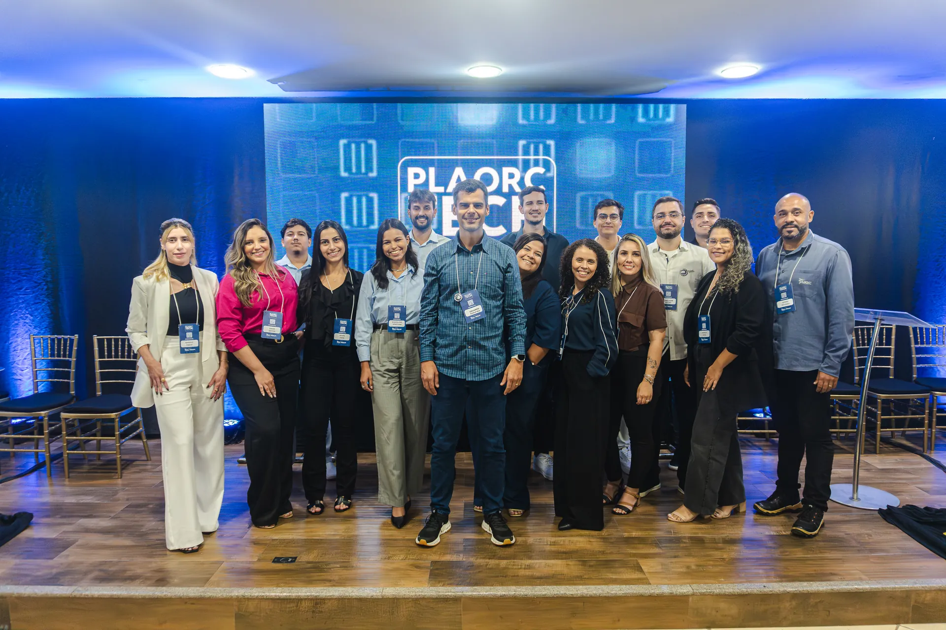 Time da PLAORC reunido no palco do PLAORC Tech Summit