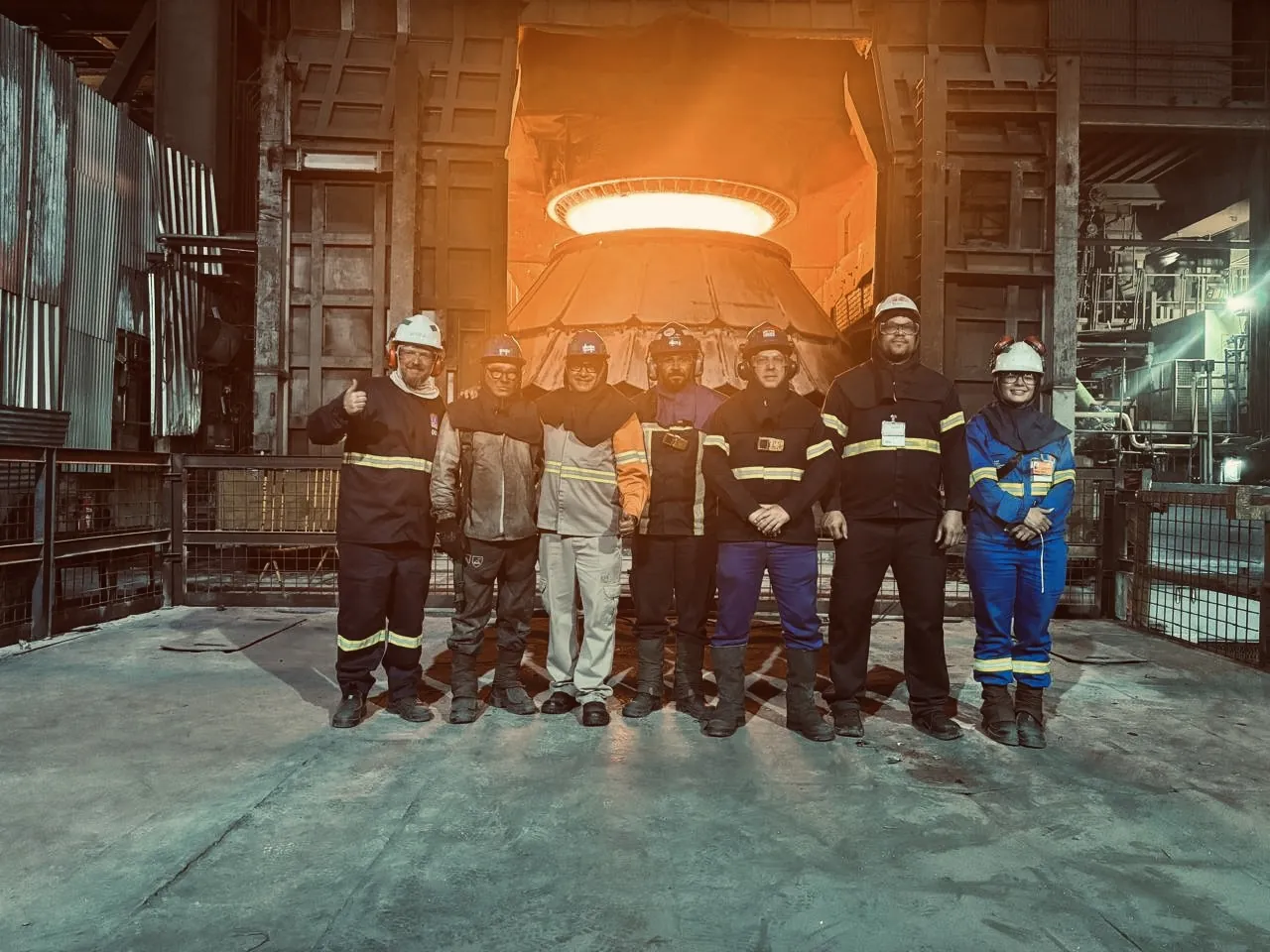 Equipe da PLAORC em campo, dentro de uma planta siderúrgica
