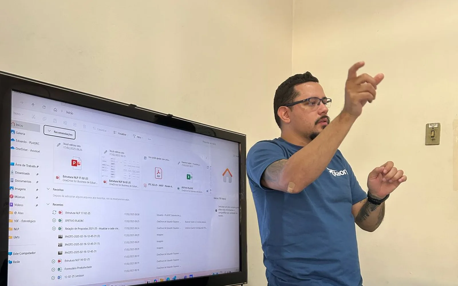 Especialista da PLAORC apresentando um plano técnico para o cliente em reunião