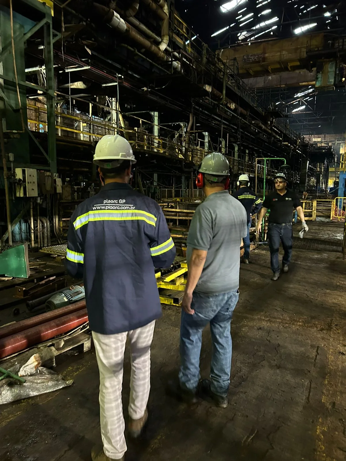 Dupla de profissionais da PLAORC discutindo o planejamento em estrutura metálica de planta industrial