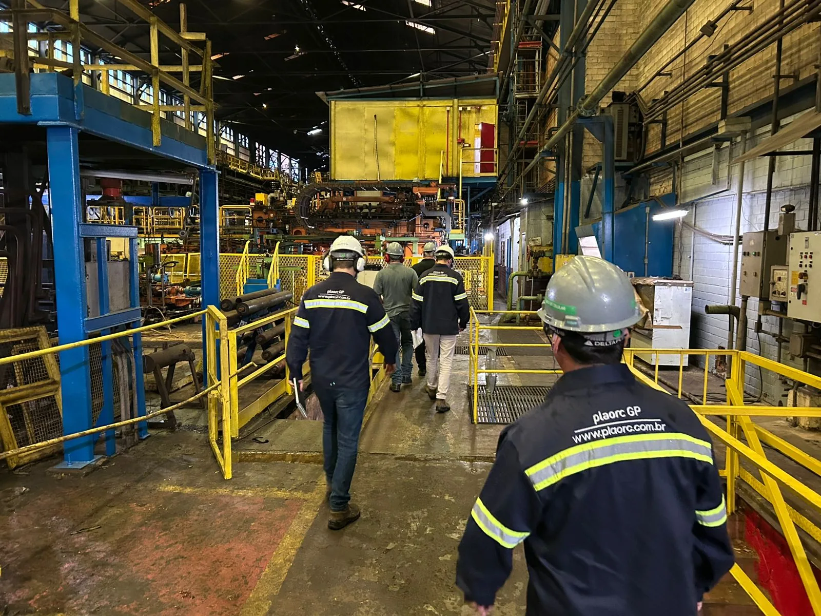 Profissional da PLAORC em inspeção de campo em uma planta industrial