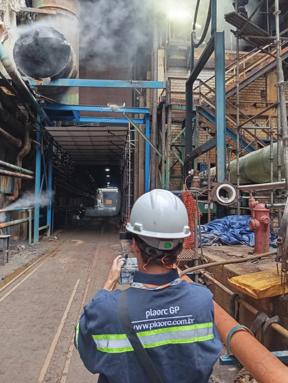Profissional da PLAORC no acompanhamento de uma parada de manutenção