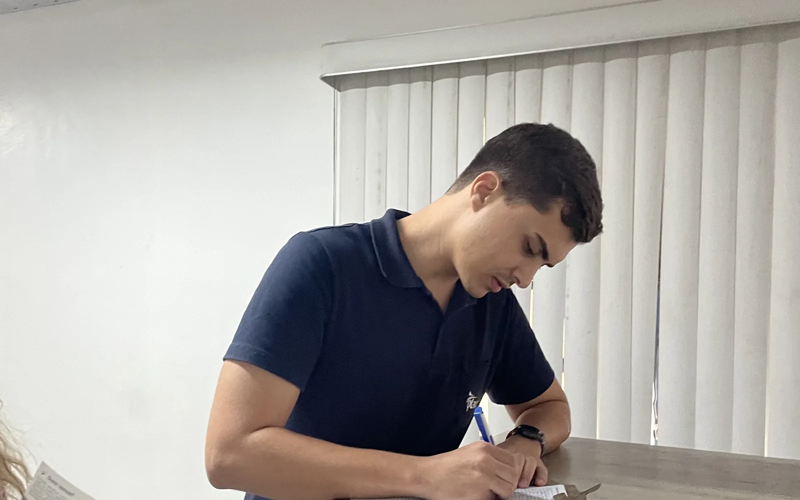 Candidato preenchendo seu cadastro em evento da PLAORC