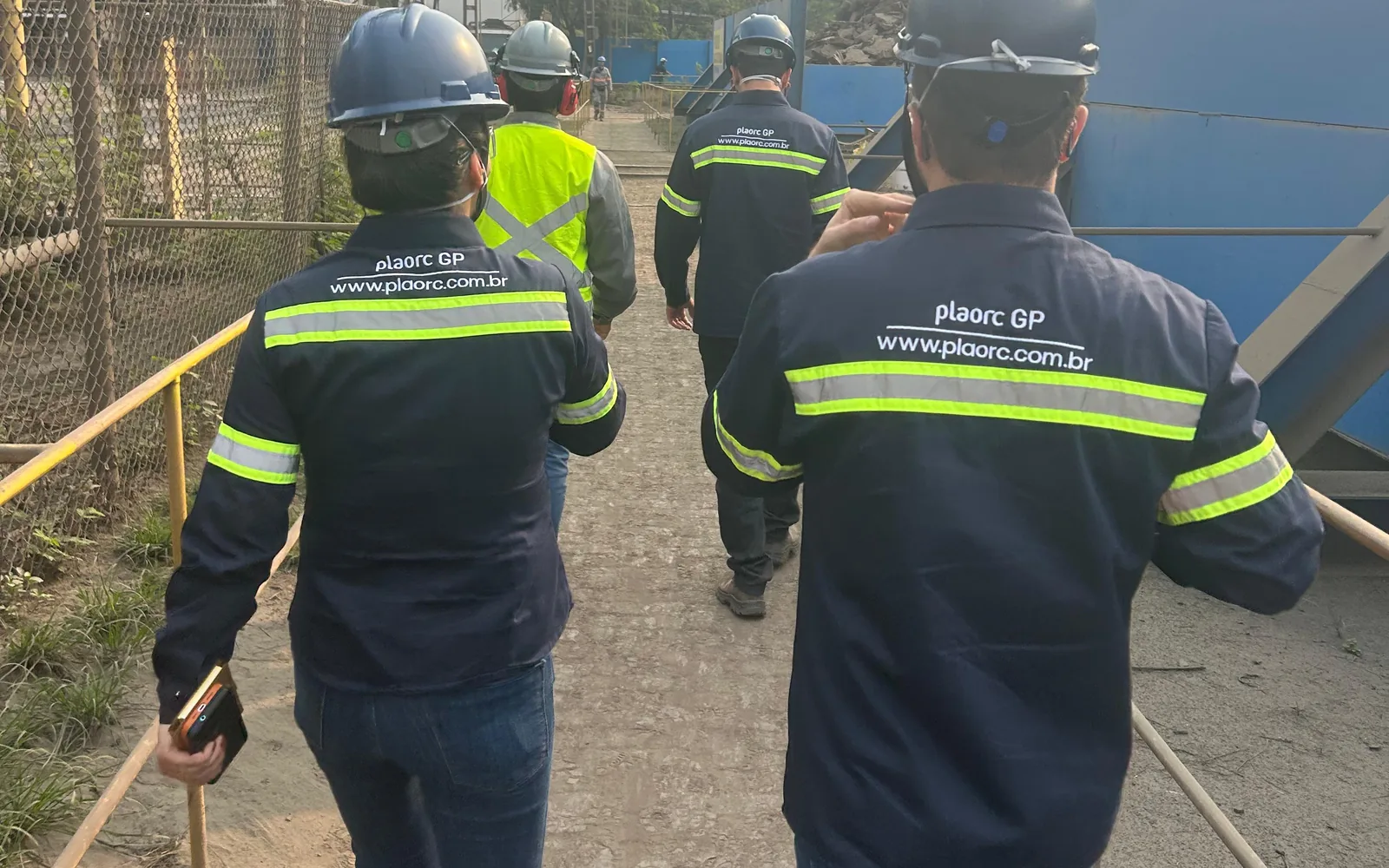 Equipe da PLAORC em deslocamento seguro dentro da planta