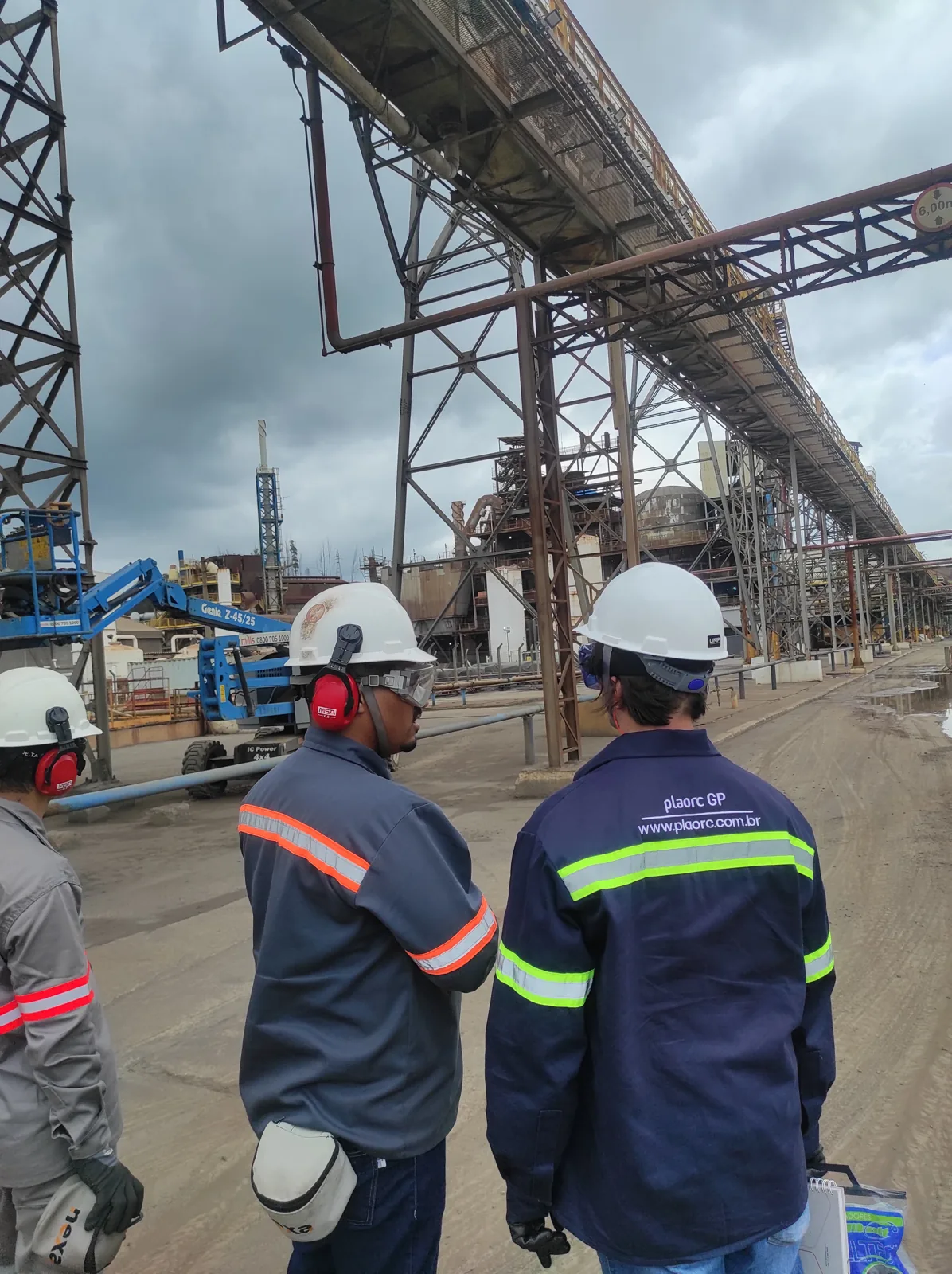 Profissionais da PLAORC inspecionando estruturas de uma planta industrial