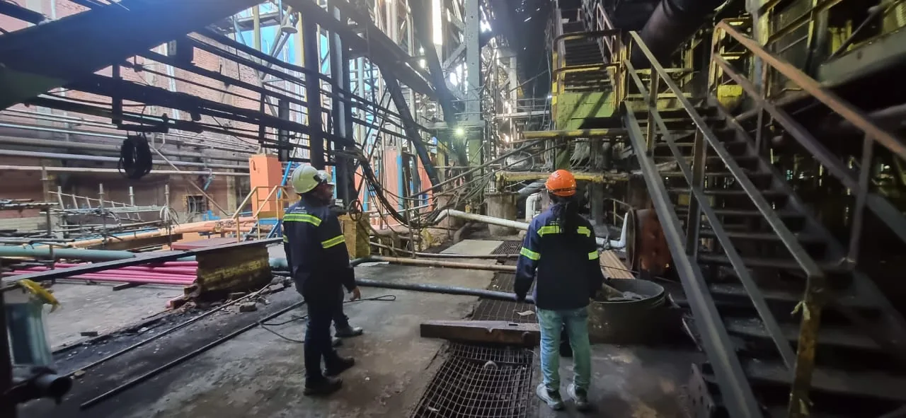 Equipe da PLAORC em campo em uma planta industrial
