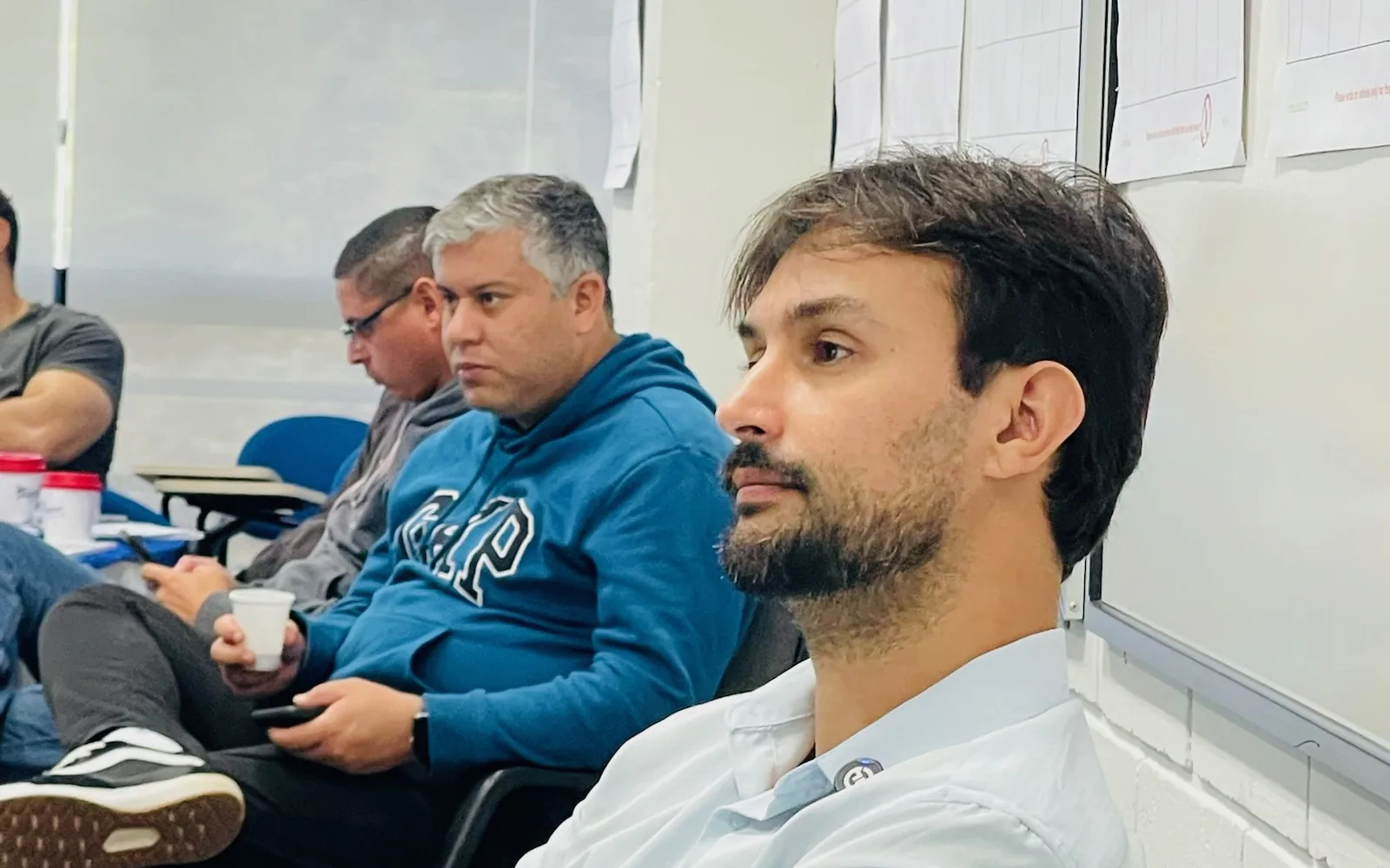 Equipe em treinamento sobre métodos ágeis aplicados a projetos