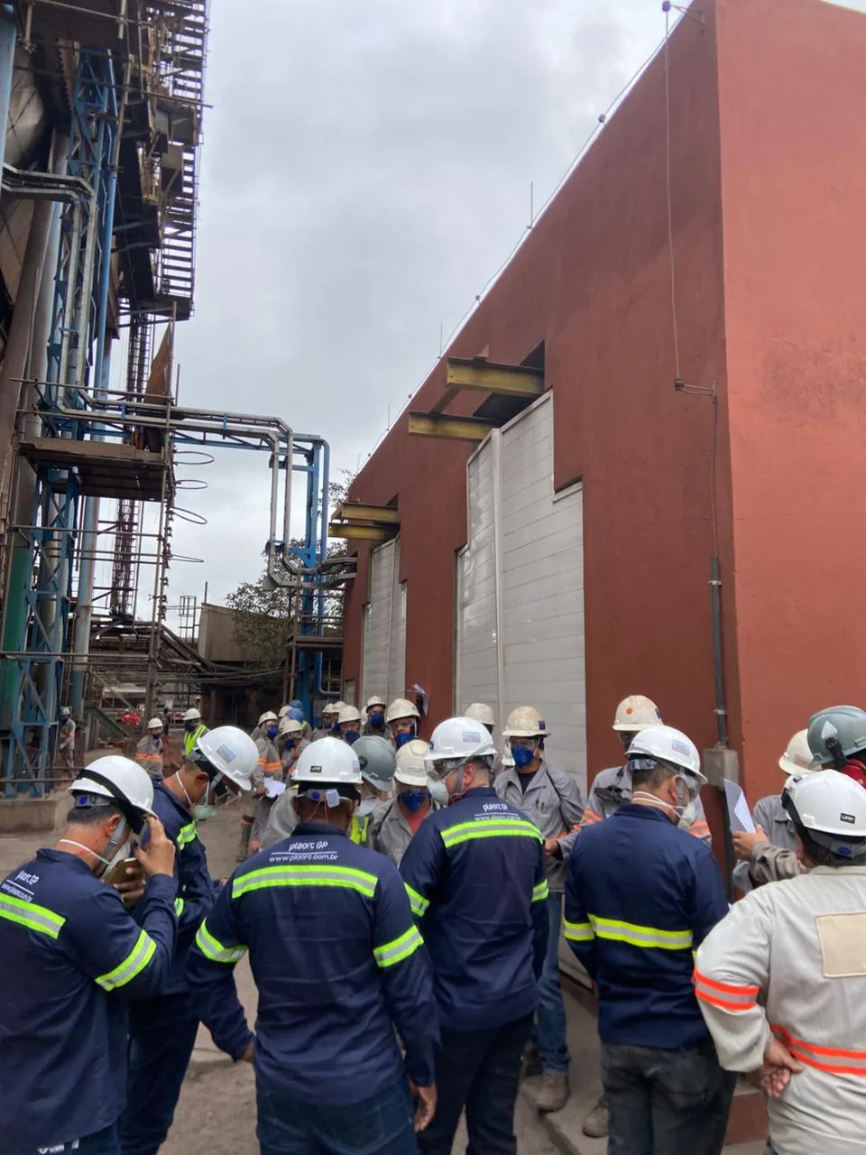 Equipe da PLAORC em visita técnica a uma planta industrial
